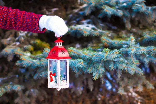 Nahaufnahme einer Hand, die eine schöne Vintage-Weihnachtslaterne hält — Stockfoto