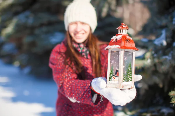 Joven hermosa mujer feliz con linterna roja de Navidad en la nieve —  Fotos de Stock