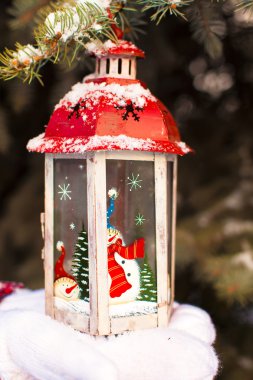 güzel vintage Noel fener genç kızın avuç üzerinde