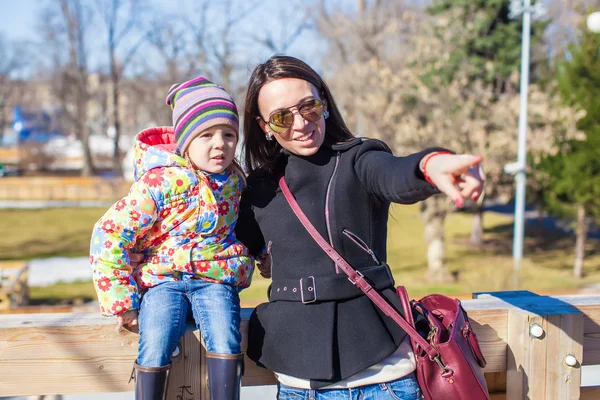 Portarit di bambina carina con sua madre in una giornata di sole all'aperto — Foto Stock