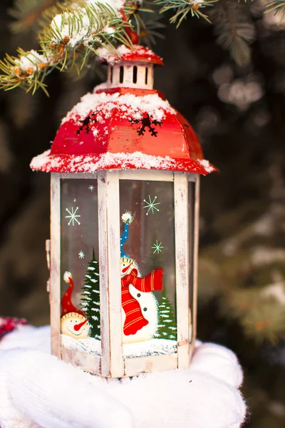 Красивый винтажный рождественский фонарь на ладонях молодой девушки — стоковое фото