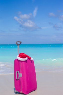 pembe valiz ve santa claus şapka closeup arka plan deniz