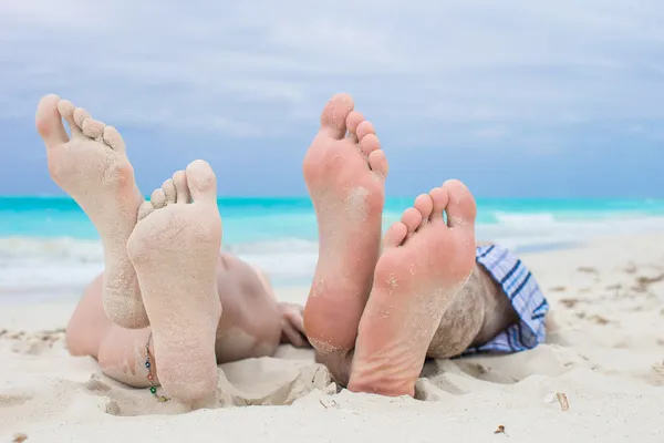 关闭了男性和女性的脚，在白色的沙滩上 — 图库照片