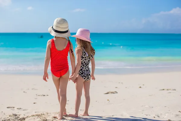 Két kislány nézi a tenger, fehér strand hátulnézete — Stock Fotó