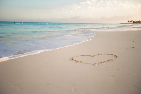 Corazón pintado en arena blanca en una playa tropical — Foto de Stock