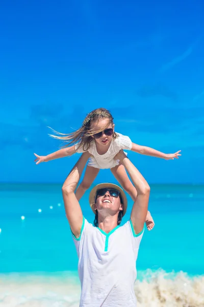 年轻的父亲和他可爱的小女儿在热带海滩度假 — 图库照片