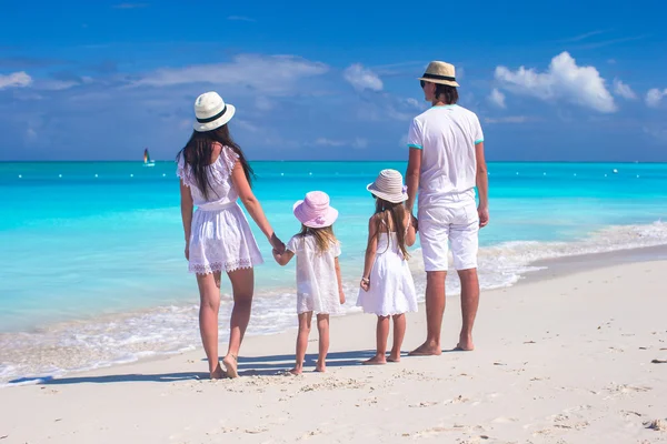 Back view of a young beautiful family on tropical beach — Stock Photo, Image