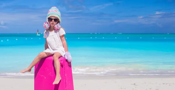 Niña adorable en cálido sombrero de invierno y guantes en la playa tropical —  Fotos de Stock