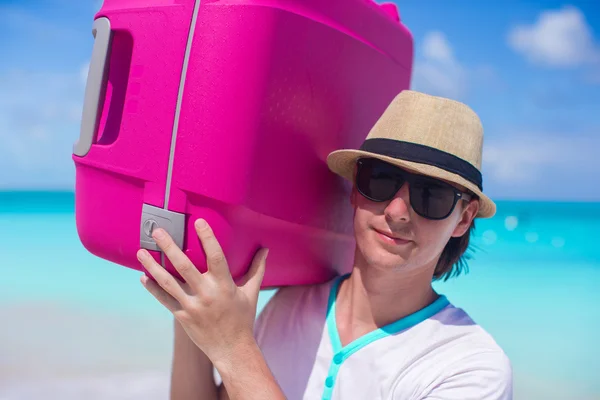 Close-up of a young man carrying his luggage — Stock Photo, Image