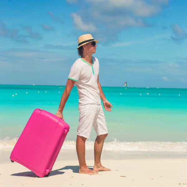 Jonge reiziger met zijn bagage op een tropisch strand — Stockfoto