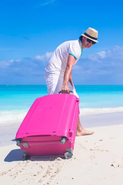 Jovem viajante com sua bagagem em uma praia tropical — Fotografia de Stock