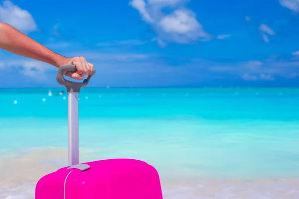 Close up suitcase against the turquoise ocean and blue sky — Stock Photo, Image