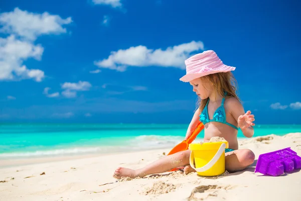 Adorable little girl playing on the beach with white sand — Stock Photo, Image