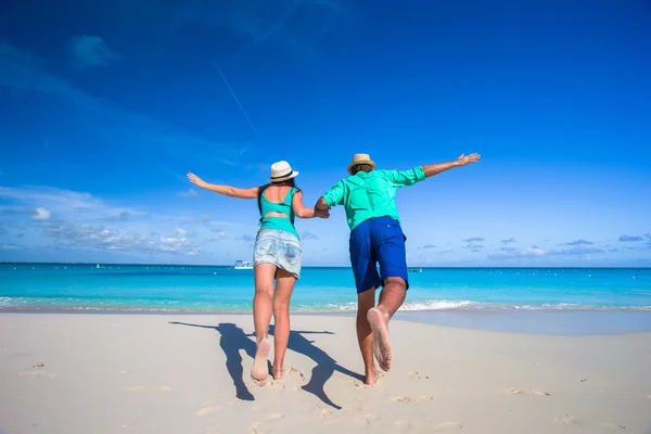 Young romantic couple have fun at Caribbean tropical  beach — Stock Photo, Image