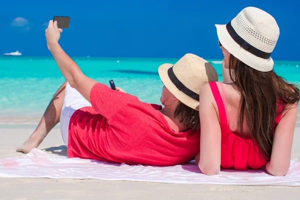 Pareja feliz tomando una foto en la playa tropical — Foto de Stock