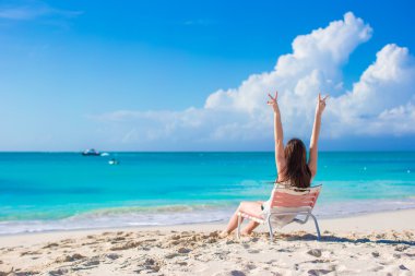 mutlu kadın yaz tatil plaj sandalye
