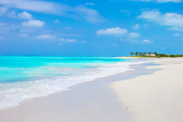 Spiaggia bianca ideale nei Caraibi — Foto Stock