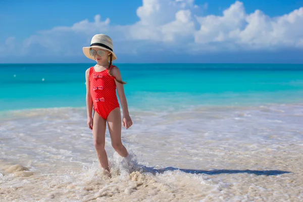 Söt liten flicka i hatt på stranden under karibisk semester — Stockfoto