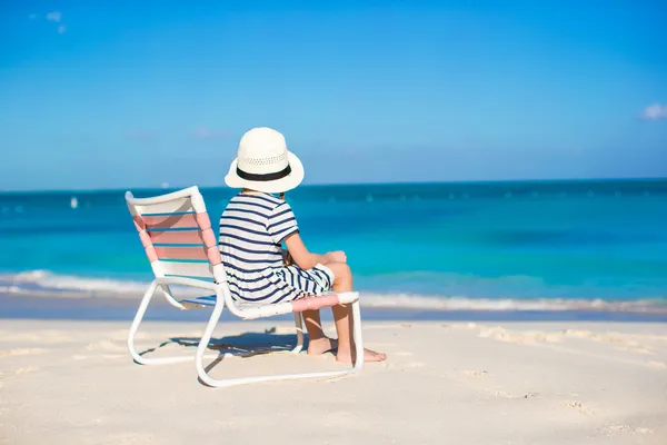 Bambina carina nella sedia a sdraio relax in vacanza ai Caraibiτο μικρό χαριτωμένο κορίτσι στην παραλία καρέκλα να χαλαρώσετε στις διακοπές στην Καραϊβική — Φωτογραφία Αρχείου