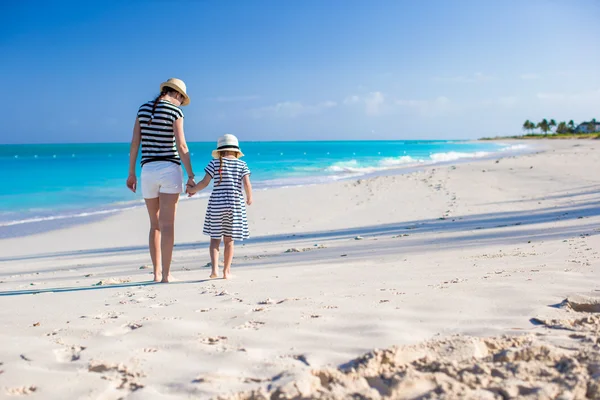 Vista trasera de la joven madre y su pequeña hija en la playa caribeña —  Fotos de Stock