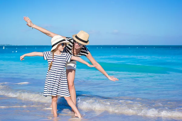 Ung vacker mor och hennes bedårande lilla dotter ha kul på tropisk strand — Stockfoto