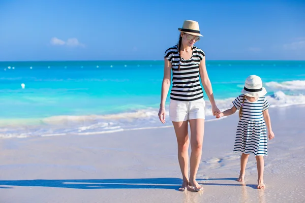 Junge Mutter wandert mit ihrer Tochter am Atlantik entlang — Stockfoto