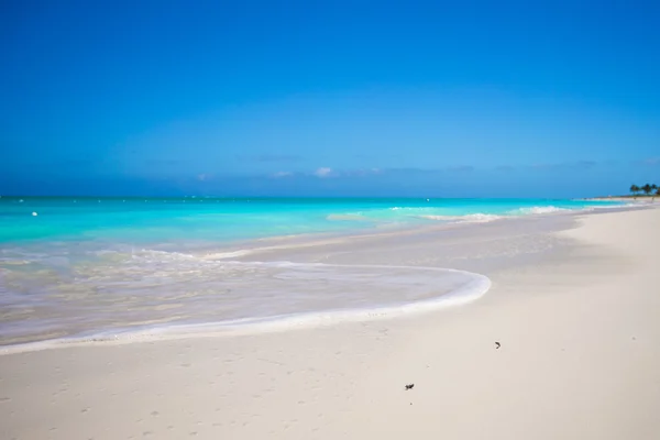 Praia branca perfeita com água azul-turquesa — Fotografia de Stock
