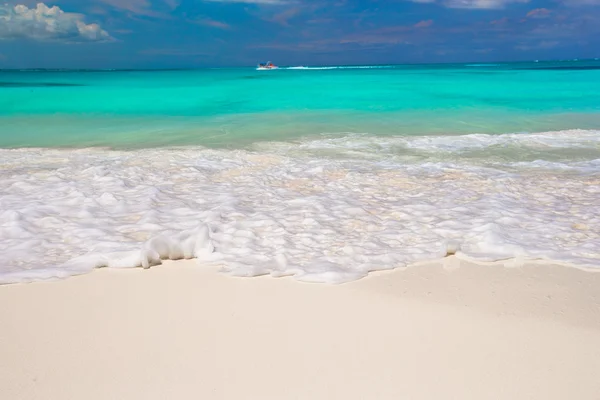 Τέλεια λευκή παραλία με γαλαζοπράσινα νερά — Φωτογραφία Αρχείου