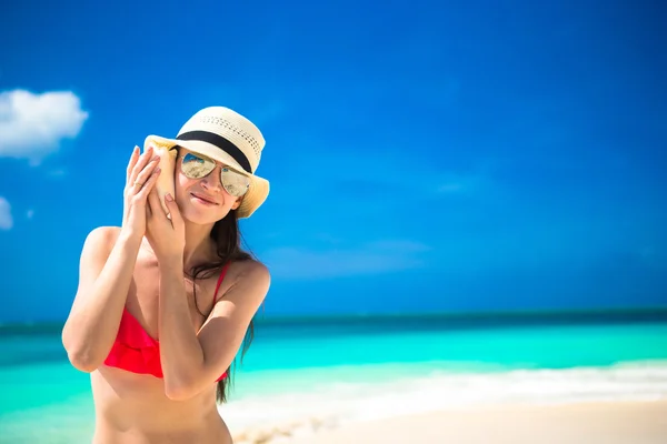 Mooi meisje met zeeschelp in handen op tropisch strand — Stockfoto