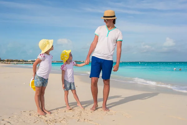 Adoráveis meninas e pai feliz na praia branca tropical — Fotografia de Stock