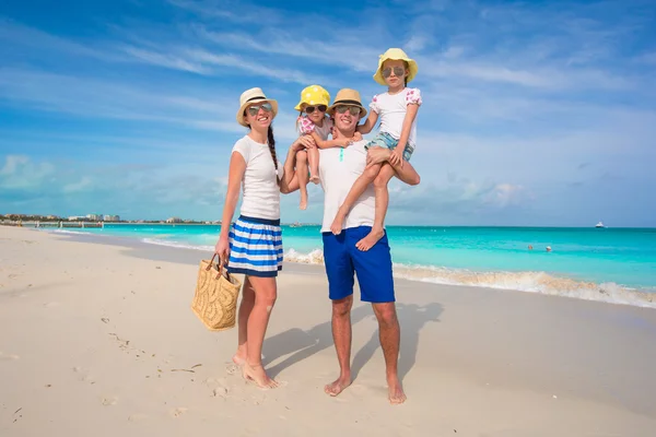 Mutlu bir aile dört plaj tropikal tatil — Stok fotoğraf