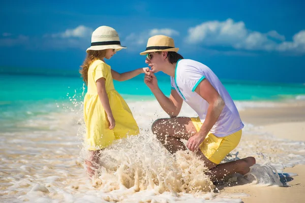 Feliz padre con su pequeña hija disfrutando de vacaciones en la playa — Foto de Stock