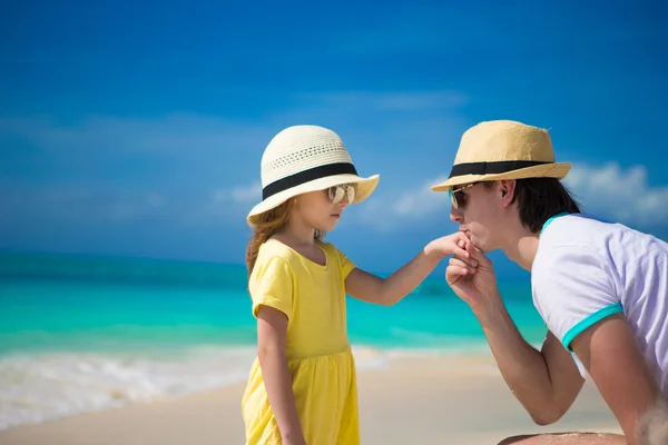 Feliz papá besa la mano de su hijita en la playa — Foto de Stock