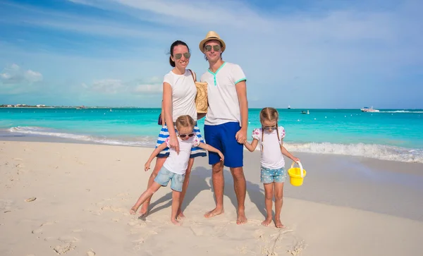 Van de vier op tropische strandvakantie en gelukkige familie — Stockfoto