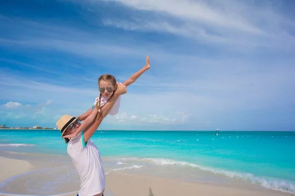 幸せな父が夏休みに小さな娘と遊ぶ — ストック写真