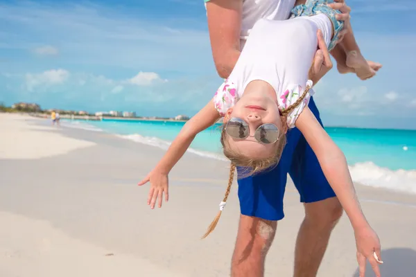 Feliz papá divertirse con su pequeña linda chica en la playa perfecta — Foto de Stock