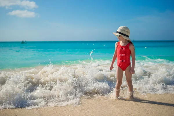 Happy little girl in hat at beach during caribbean vacation — Stock Photo, Image