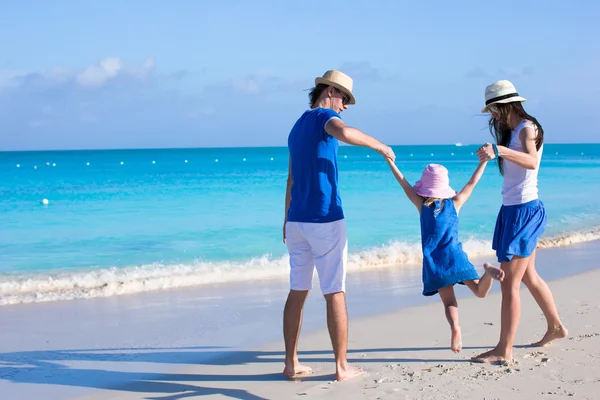 Szczęśliwa rodzina trzech korzystających wakacje na plaży — Zdjęcie stockowe