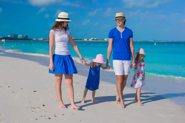 Young beautiful family with two kids on caribbean vacation — Stock Photo, Image