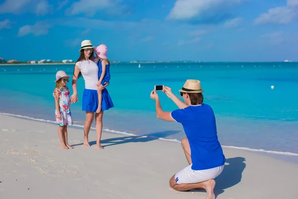 तरुण वडील समुद्रकिनारी त्याच्या कुटुंबाच्या फोनवर फोटो बनवतात — स्टॉक फोटो, इमेज