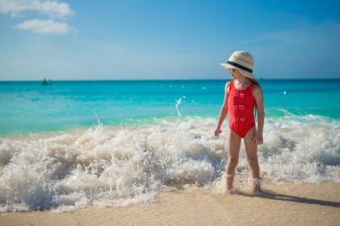 Karayipler tatil sırasında plajda şapkalı mutlu küçük kız