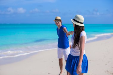 mutlu bir aile var eğlenceli caribbean beach tatil