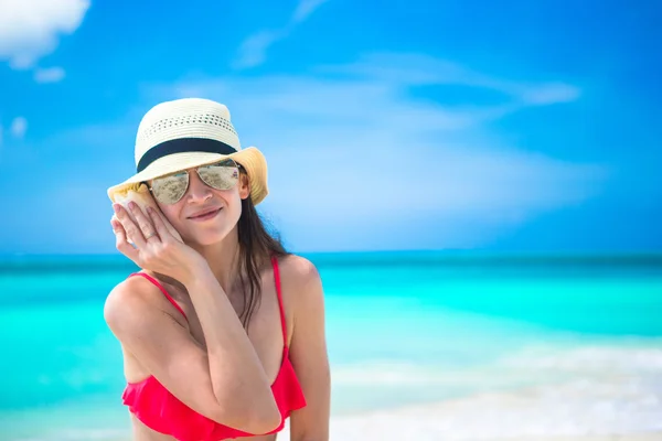 Красива дівчина з черепашкою в руках на тропічному пляжі — стокове фото