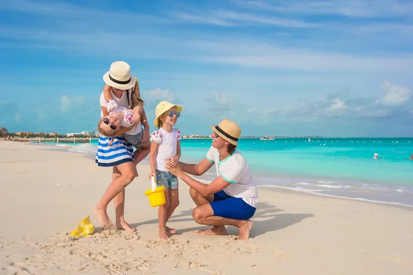 Lycklig familj av fyra på strandsemester — Stockfoto