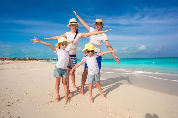 Joven hermosa familia con dos niños en vacaciones caribeñas — Foto de Stock