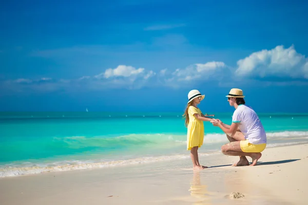 Pouco bonito menina e seu pai na praia exótica tropical — Fotografia de Stock