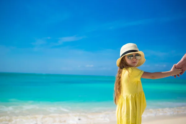 Adorable little girl in hat at beach during summer vacation — Stock Photo, Image