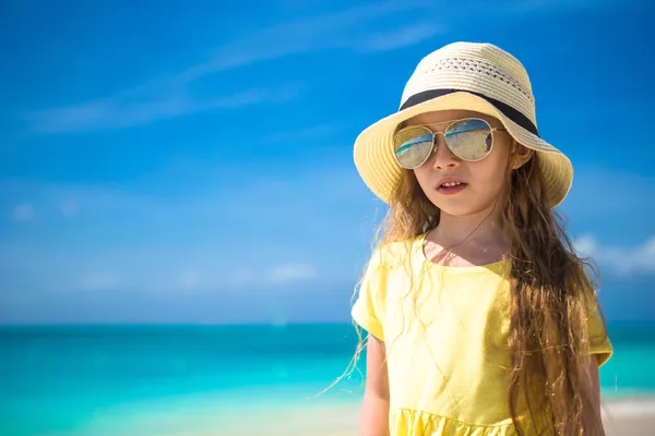 Adorable little girl in hat at beach during caribbean vacation — Stock Photo, Image