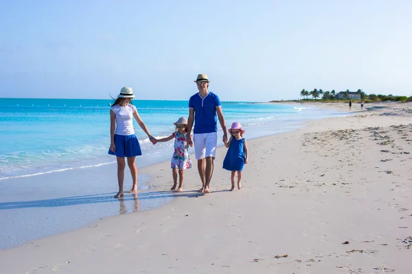 Young beautiful family with two kids on caribbean vacation — Stock Photo, Image