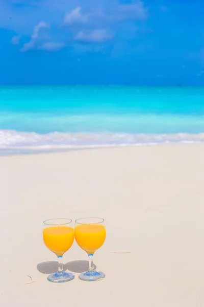 Dois copos de suco de laranja na praia branca tropical — Fotografia de Stock